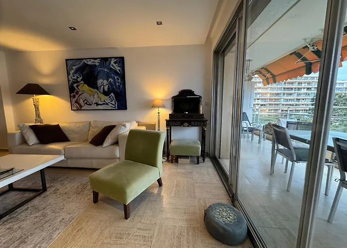 90 M2 Palm Beach Apartment With 2 Balconies Very Stylish And Central